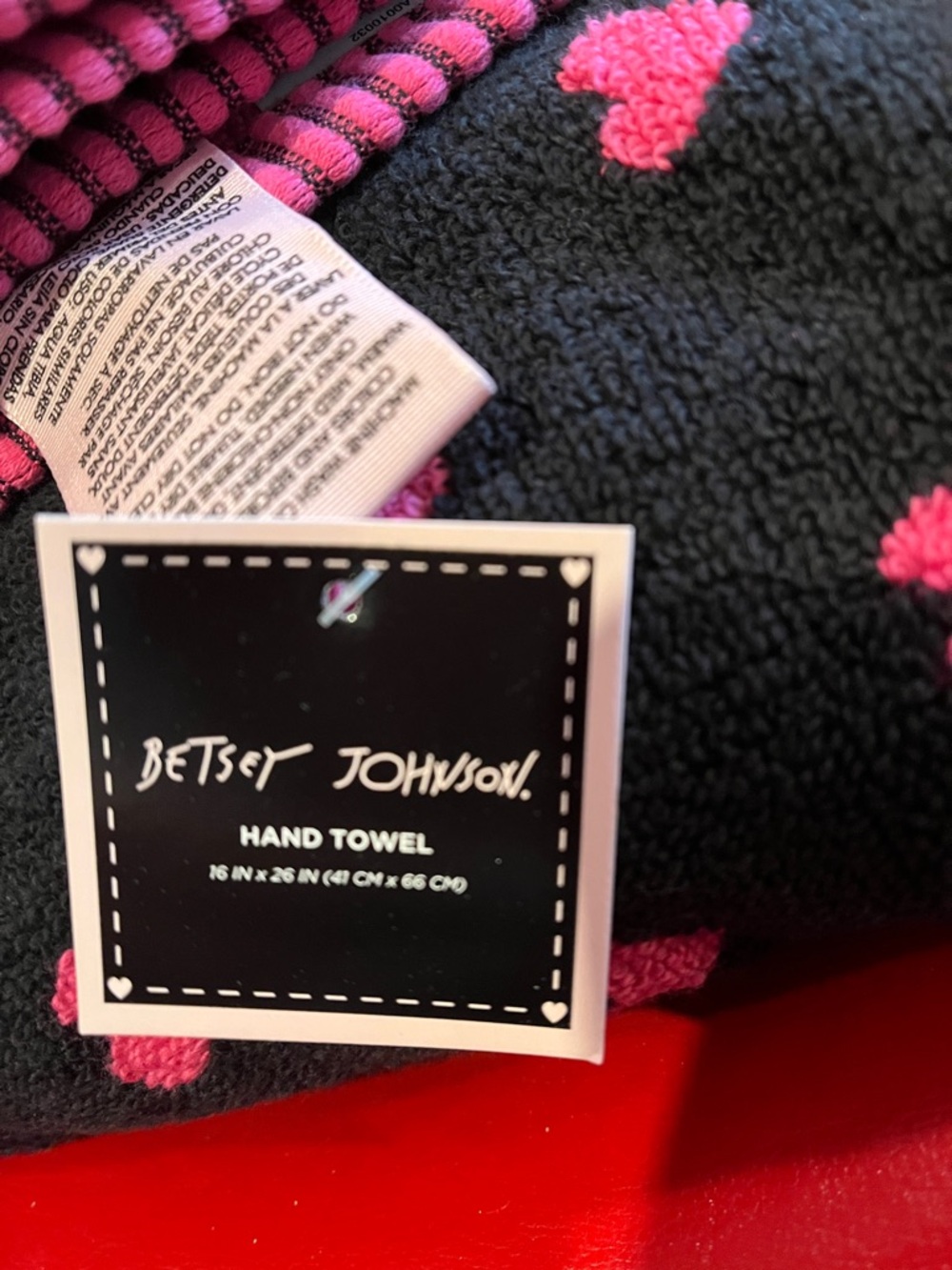 Betsey Johnson Black and Hot Pink Heart Bath Towel Set - Picture 3 of 3